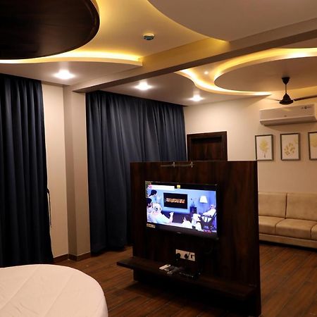 Hotel Nest Bhuj Bagian luar foto