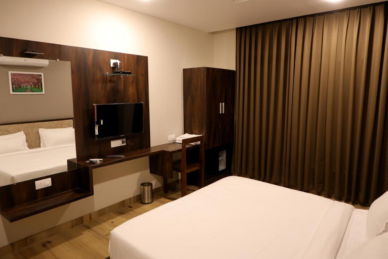 Hotel Nest Bhuj Bagian luar foto