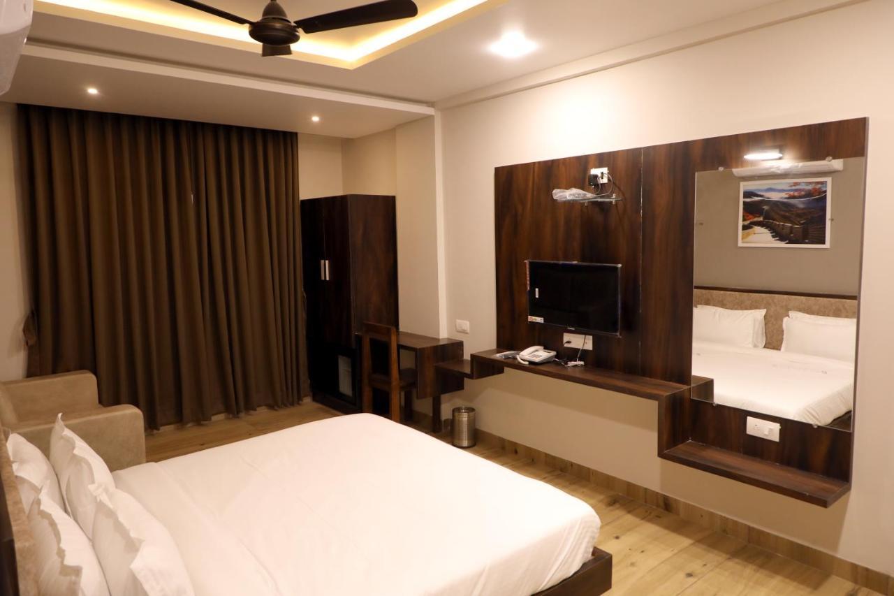 Hotel Nest Bhuj Bagian luar foto
