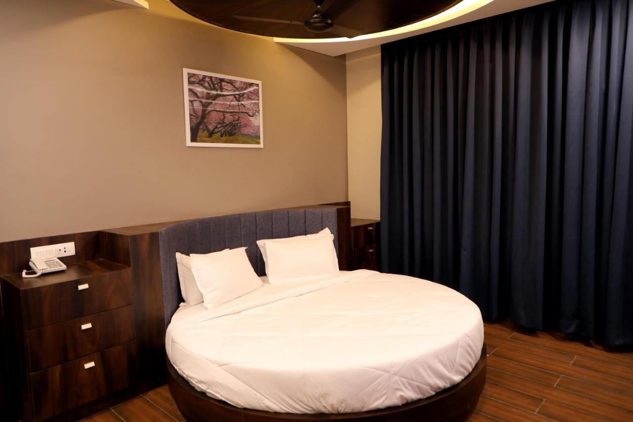 Hotel Nest Bhuj Bagian luar foto