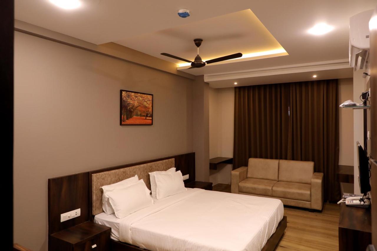 Hotel Nest Bhuj Bagian luar foto