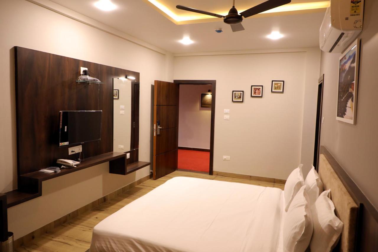 Hotel Nest Bhuj Bagian luar foto