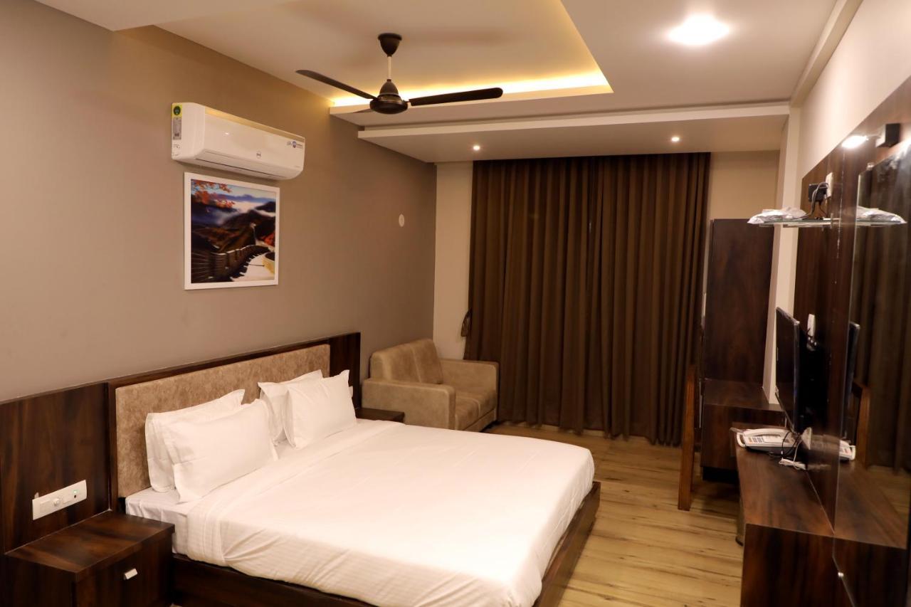 Hotel Nest Bhuj Bagian luar foto