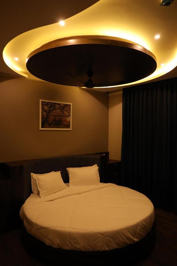 Hotel Nest Bhuj Bagian luar foto